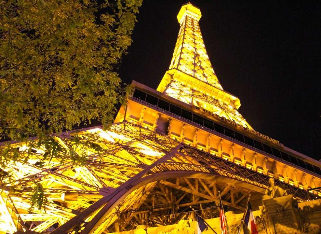 las vegas eiffel tower at night